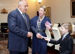 Борисов връчи български паспорти на Княгиня Калина и сина й Симеон-Хасан