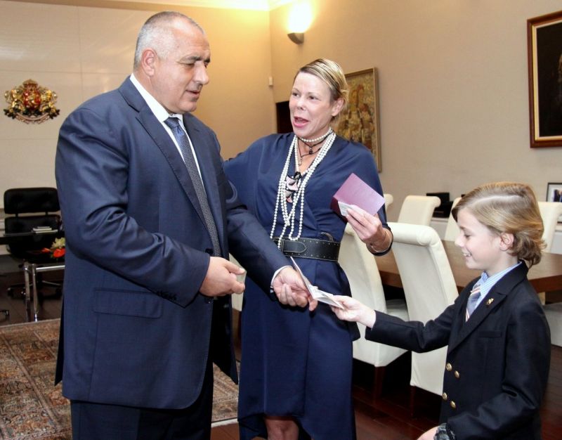 Премиерът Бойко Борисов връчи първите български паспорти на Княгиня Калина