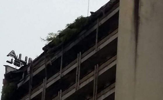 Част от покрива на сградата на бившия хотел Соколица в