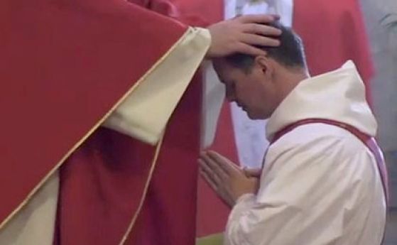 Филип Мълрайн бивш футболист на Манчестър Юнайтед стана католически свещеник
