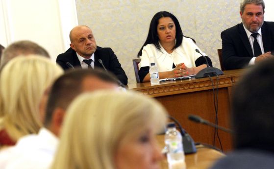 Служебният вицепремир Деница Златева е освободила от финансова отговорност бившия
