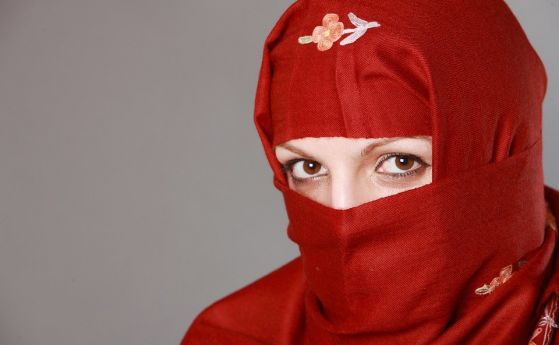Все по големият брой ирански жени които отказват да носят хиджаб