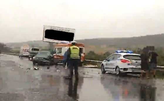 Лек автомобил и линейка са се сблъскали на автомагистрала Тракия
