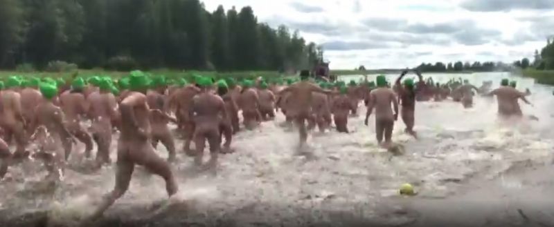 Стотици голи плувци навлязоха във финлански води в опит да