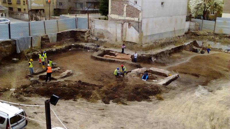 Изкопите за строежа на хотел на мястото на бившето кино