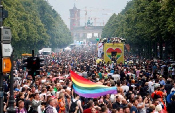 Хиляди танцуваха по улиците на Берлин в подкрепа на правата