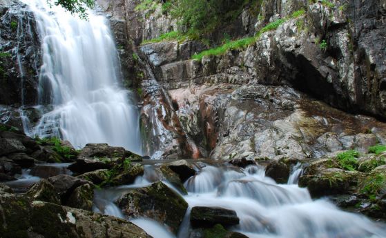 Турист паднал от Смолянските водопади е спасен от Планинската спасителна служба