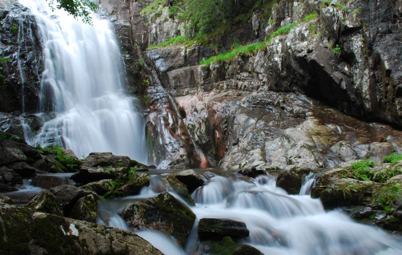Турист, паднал от Смолянските водопади, е спасен от Планинската спасителна служба