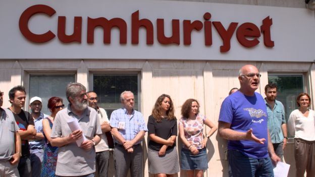 17 журналисти от турския опозиционен вестник Джумхуриет се изправят пред