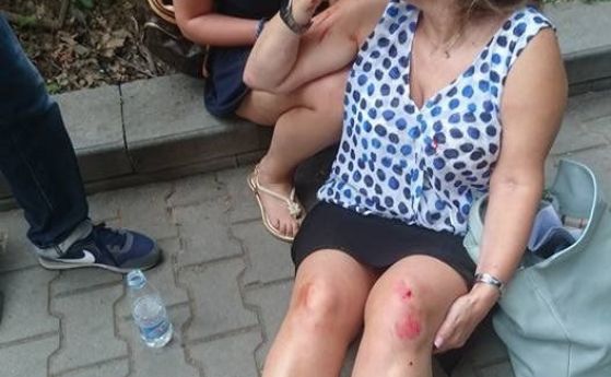 Полицията продължава издирването на мъжете които пребиха две жени в