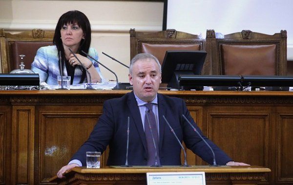 Политиката в България се превърна в дебат за две торби