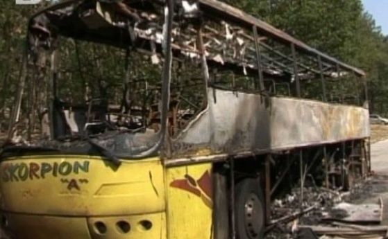 Пътнически автобус превозващ 10 руски туристи се е самозапалил тази