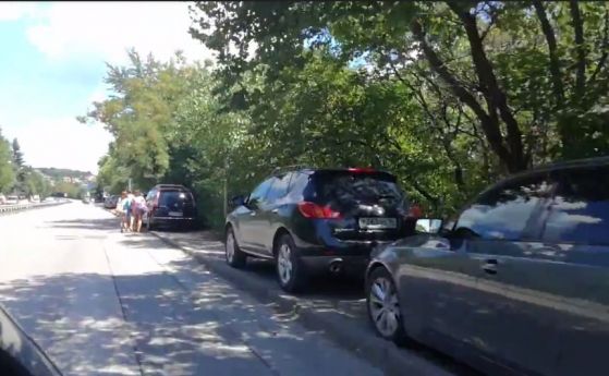 За множество паркирали коли на тротоара по пътя от Варна