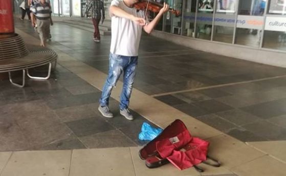 Световноизвестният цигулар Васко Василев изненадващо засвири в подлеза на метрото до