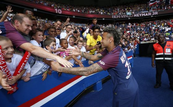 Най скъпият футболист в света Неймар беше приветстван топло от феновете на