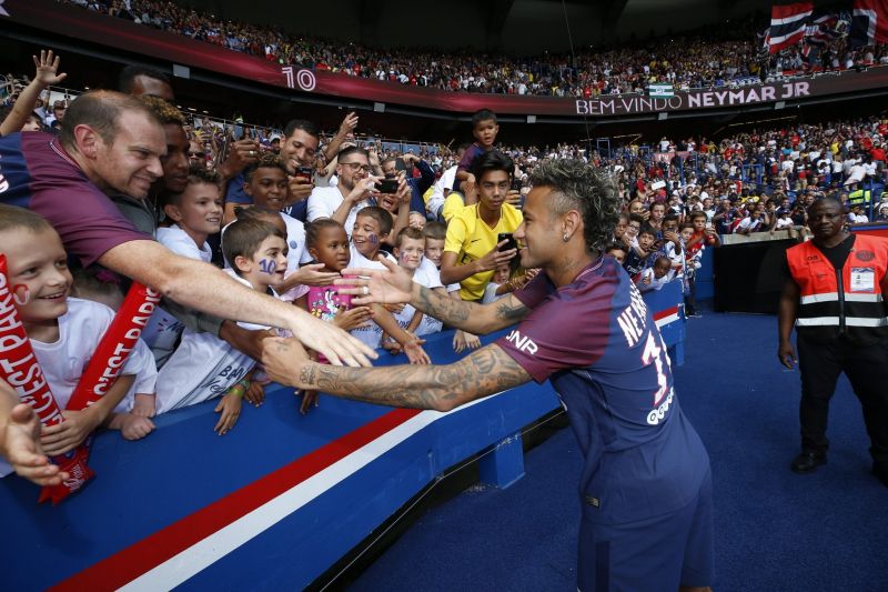 Най-скъпият футболист в света Неймар беше приветстван топло от феновете на