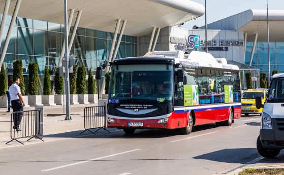 Нов електрически автобус превозва пътниците между двата терминала на столичното