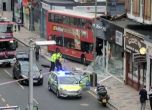 Автобус се вряза във витрина на магазин в Лондон (видео)