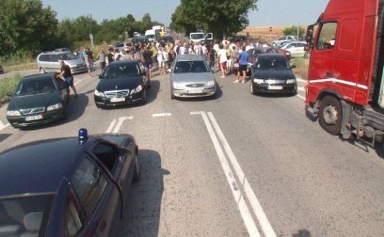 Стотина души блокираха пътя Плевен Русе за час в