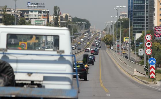 Пътен инцидент между таксиметров автомобил и Рено затруднява движението на