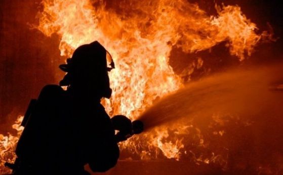 Огнеборците гасят пожар възникнал в късния следобед между селата Росоман