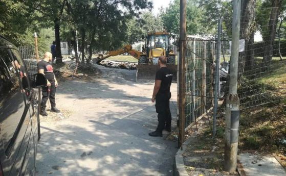 Багери разрушават преградената улица Майор Първан Тошев в столичния квартал