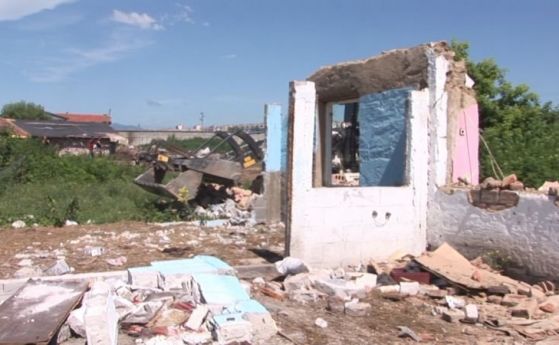 В петък са премахнати 10 незаконни постройки в ромската махала