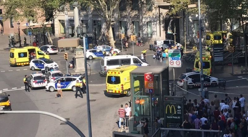 Жертвите на атентата в Барселона станаха 15.  34-годишен мъж е
