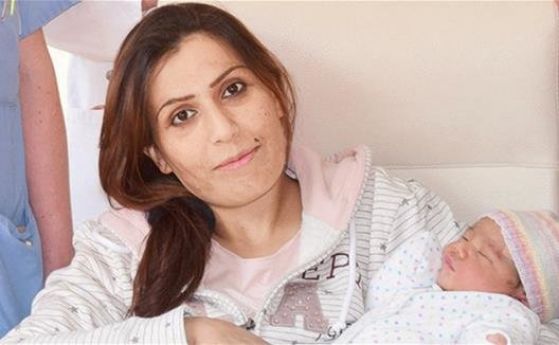 Семейство сирийски бежанци в Германия кръсти новороденото си момиченце Ангела