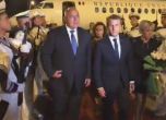 Президентът на Франция вече е във Варна, Борисов го посрещна (видео)