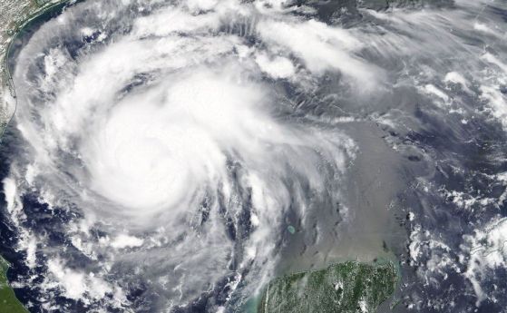 Мощният ураган Харви наближава крайбрежието на американския щат Тексас бурята се