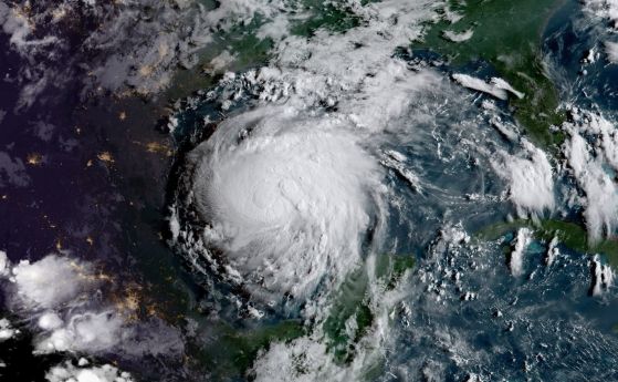 Ураганът Харви удари американския щат Тексас бурята се движи със