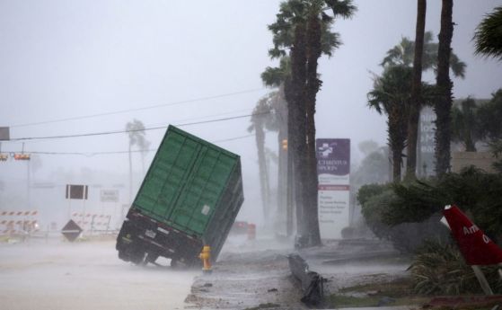 Ураганът Харви удари бреговете на Тексас с ветрове със скорост