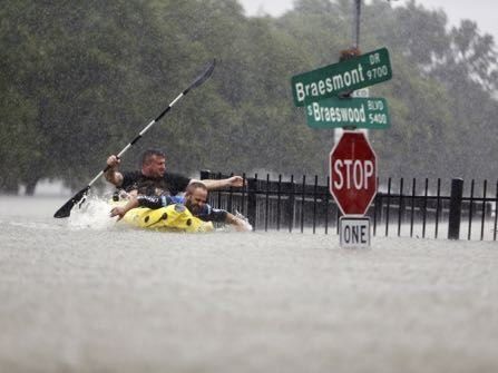 Водата в ударения от урагана Харви тексаски град Хюстън стигна