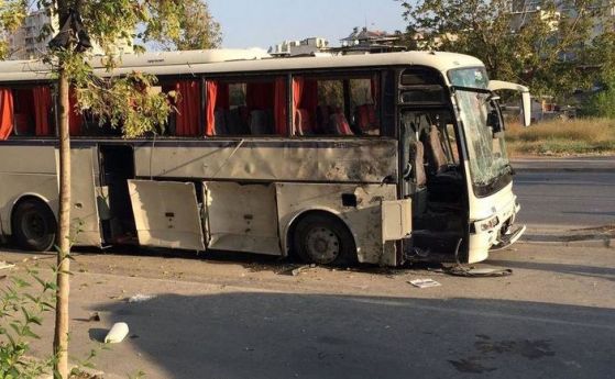 Бомба в контейнер избухна пред автобус със затворници в Измир