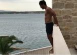 Звезда на Байерн отнесе критики заради опасен скок в басейн (видео)
