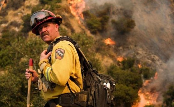 В Калифорния обстановката остава бедствена, горски пожар застрашава Лос Анджелис