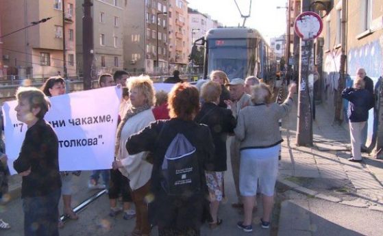 Протест в София спря движението на трамваите по Скобелев