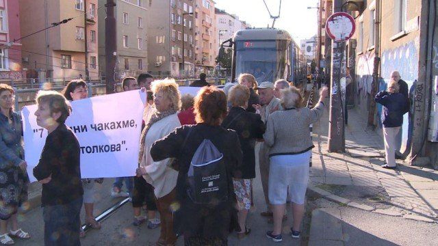 Протест в София спря движението на трамваите по бул. Ген.