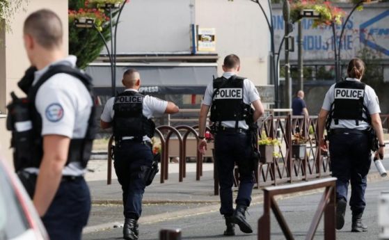 Двама души са арестувани в южно предградие на Париж преди