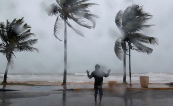 Ураганът Ирма помете островите Търкс и Кейкос опустошавайки Карибите и