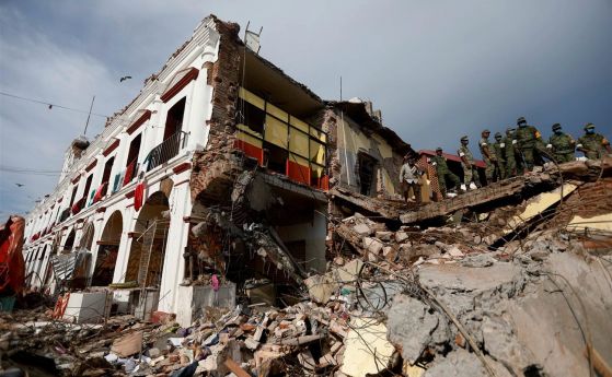 Мексико се отърсва от едно от най силните земетресения в историята