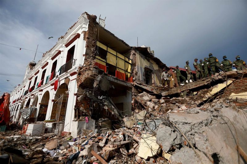 Мексико се отърсва от едно от най-силните земетресения в историята