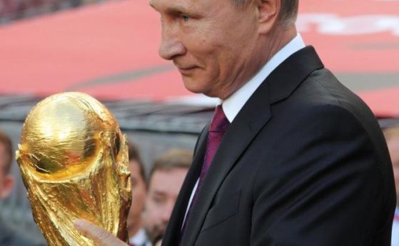 Владимир Путин президент на Русия вдигна трофея от предстоящото Световно