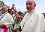 Папата пострада при инцидент с папамобила