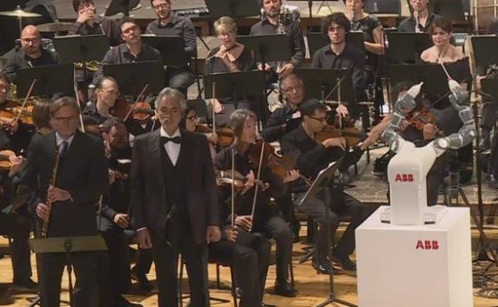Италианският тенор Андреа Бочели пя в оперната зала в Пиза