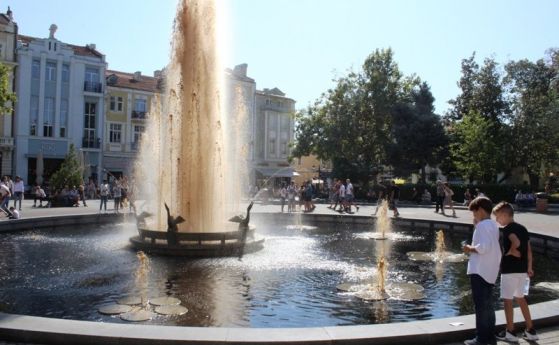 Кола потече от фонтана пред общината в Пловдив   Тя е