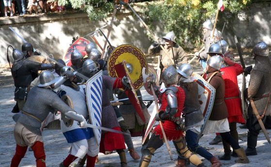 Хиляди хора посетиха първия ден от Софийския средновековен фестивал а