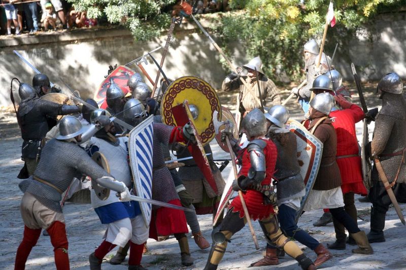 Хиляди хора посетиха първия ден от Софийския средновековен фестивал, а
