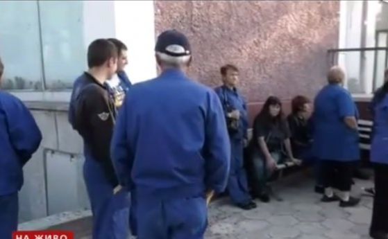 Служителите на завода за хартия в Костенец излязоха на протест